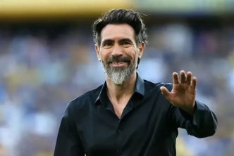 Eduardo Domínguez sorri e acena para a torcida em estádio, novo técnico do Atlético Mineiro, durante apresentação oficial.
