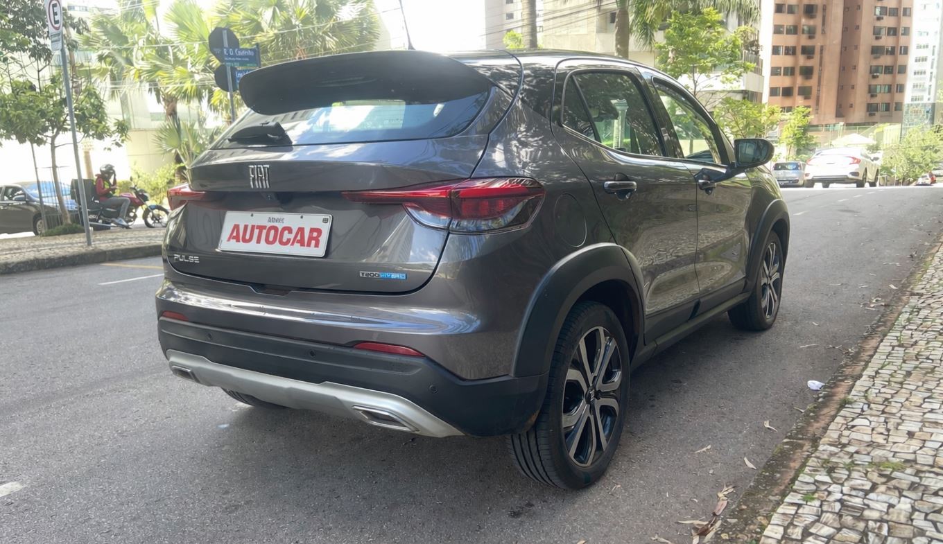 Traseira do Fiat Pulse Impetus Hybrid 2026 em cinza, com lanternas em LED, badge T200 Hybrid e para-choque com acabamento inferior prateado.