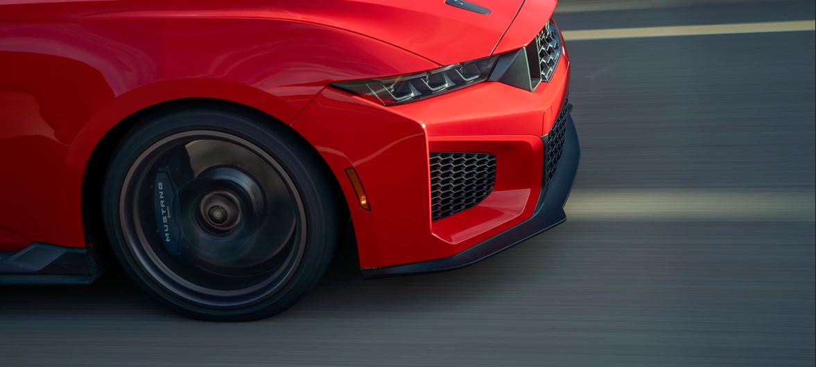 Roda forjada de alumínio com freio Brembo de seis pistões e duto de ar funcional otimizam a refrigeração e a precisão de frenagem.