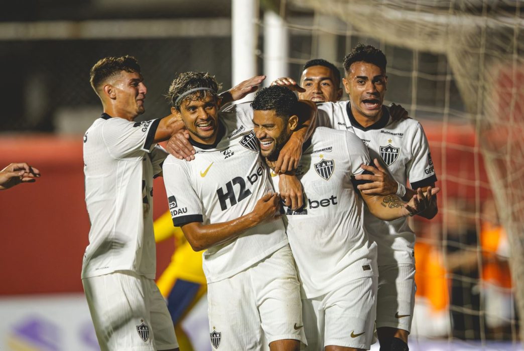 Jogadores do Atlético comemoram gol na goleada por 7 a 2 sobre o Itabirito, pelo Campeonato Mineiro, em Nova Lima.