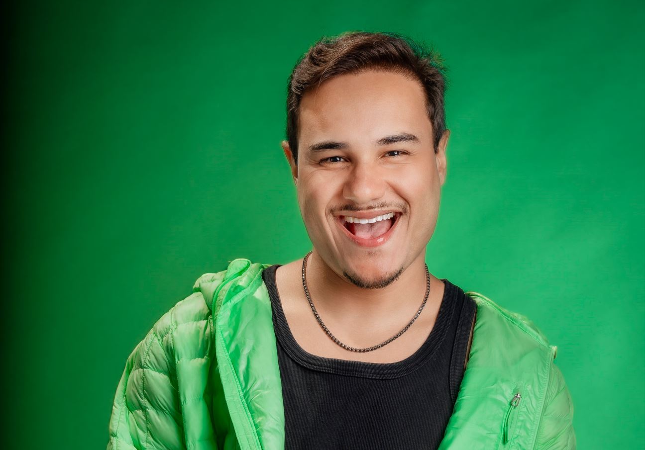 Cantor Chris Pipino sorrindo com expressão vibrante, usando jaqueta verde e camiseta preta, em fundo verde, promovendo o evento Pipino Folia no Quintal do Chalé em Belo Horizonte.