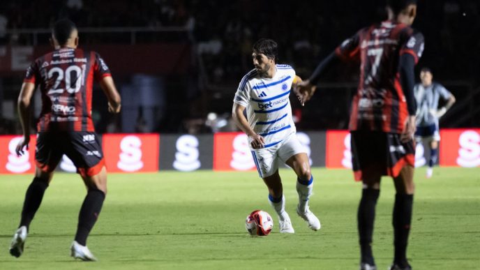 Lucas Silva conduz a bola durante ataque do Cruzeiro contra o Pouso Alegre no Manduzão, pela semifinal do Campeonato Mineiro.