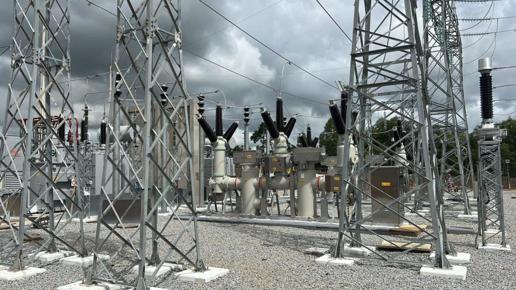 Subestação Divinópolis 3 da Cemig com estruturas metálicas, transformadores de alta tensão e equipamentos energizados em área industrial no Centro-Oeste de Minas Gerais.