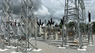 Subestação Divinópolis 3 da Cemig com estruturas metálicas, transformadores de alta tensão e equipamentos energizados em área industrial no Centro-Oeste de Minas Gerais.
