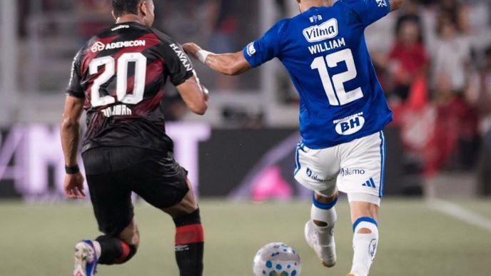 Jogador do Cruzeiro disputa bola com atleta do Athletico-PR durante partida na Arena da Baixada pelo Brasileirão 2026