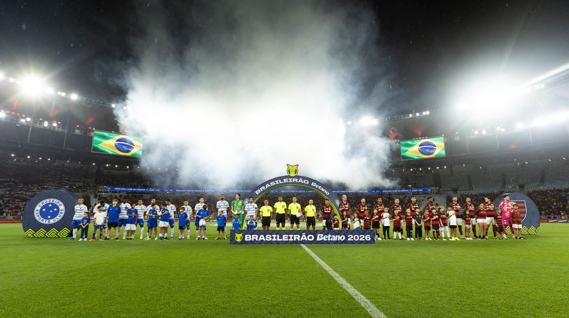 Times de Cruzeiro e Flamengo alinhados no gramado do Maracanã durante a cerimônia oficial antes do início da partida do Campeonato Brasileiro.