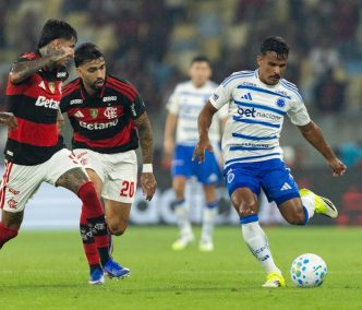 Jogador do Cruzeiro disputa a bola com dois atletas do Flamengo durante partida da Série A do Campeonato Brasileiro no estádio do Maracanã, no Rio de Janeiro.
