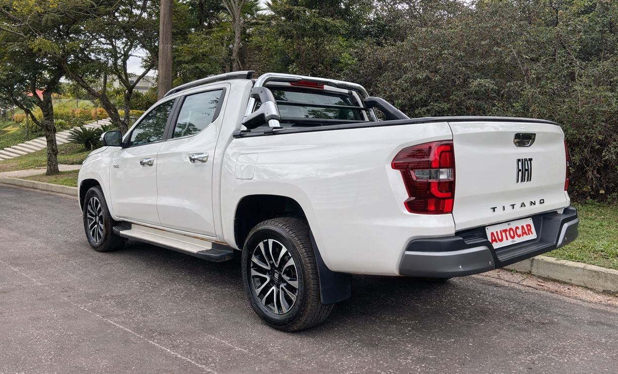 Fiat Titano Ranch 2026 em ângulo traseiro, destacando lanternas verticais, caçamba ampla, santo antônio e design robusto em ambiente urbano