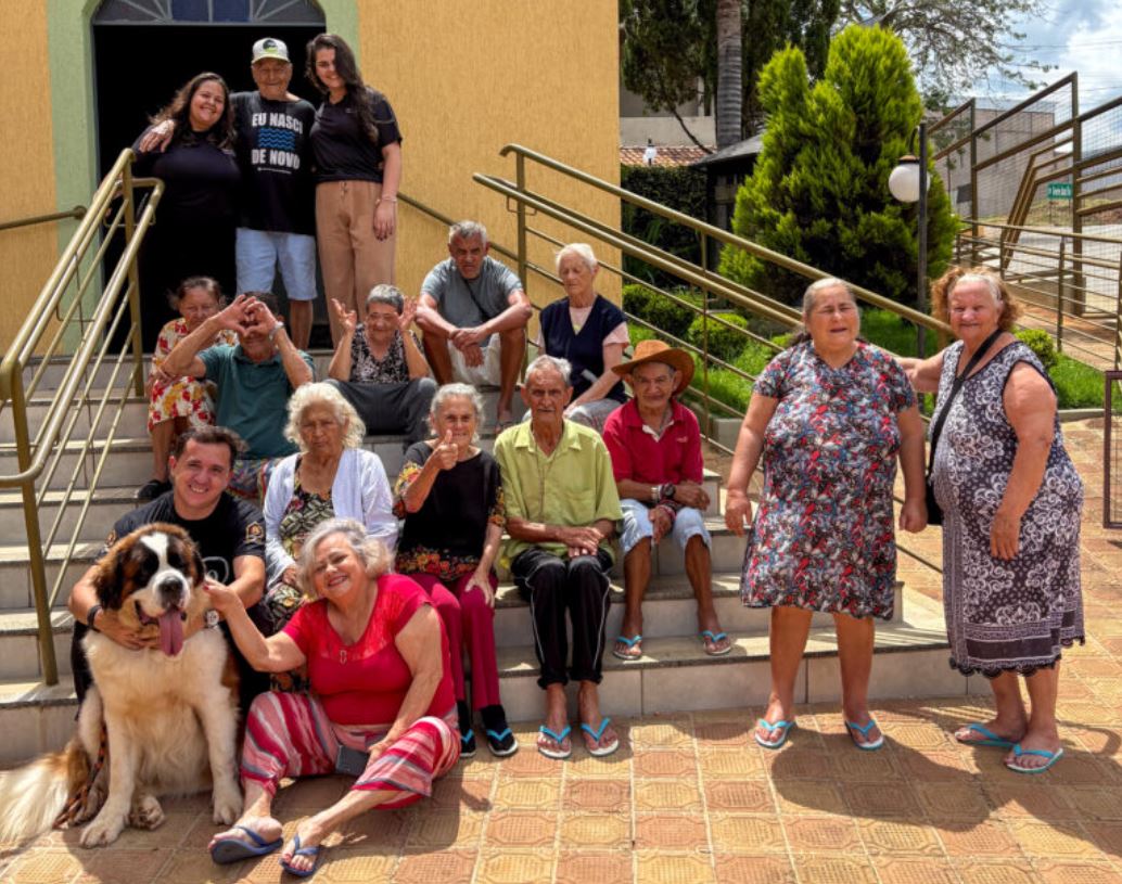 Hulk o cao terapeuta encanta na Assopoc