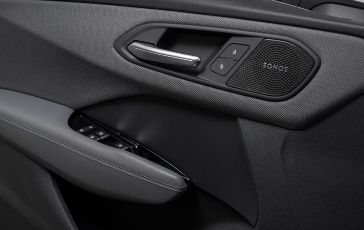 Detalhe do acabamento interno do novo Audi Q3 com painel de porta sofisticado, alto-falante Sonos e comandos dos vidros elétricos.