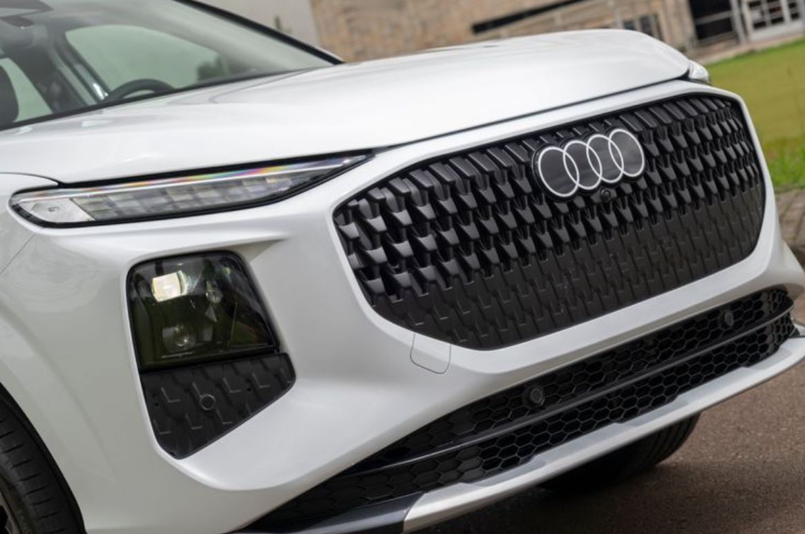 Detalhe da dianteira do novo Audi Q3 com grade Singleframe em padrão colmeia, logotipo das quatro argolas e faróis afilados em LED.