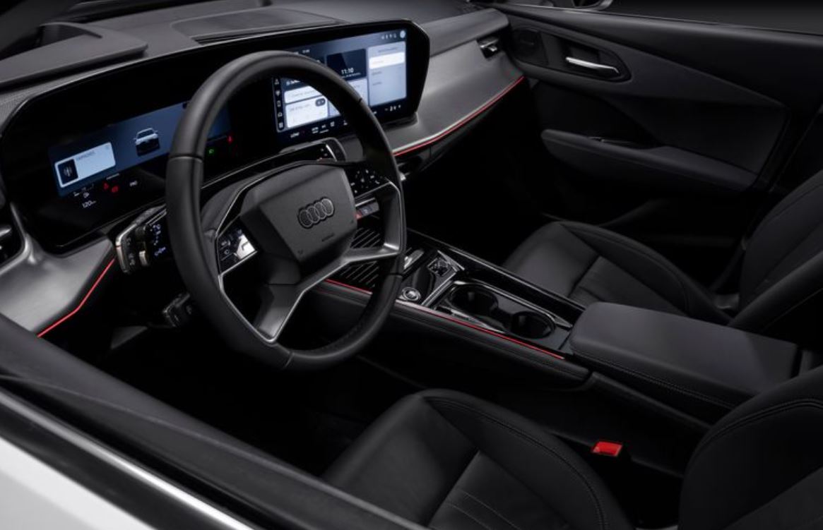 Interior do novo Audi Q3 com painel digital panorâmico, volante multifuncional, tela multimídia integrada e acabamento sofisticado.