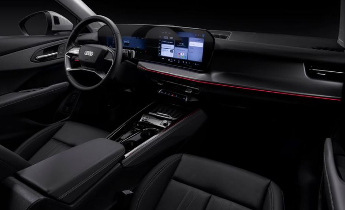 Painel digital do novo Audi Q3 com tela panorâmica integrada ao Virtual Cockpit, volante multifuncional e iluminação ambiente no interior.