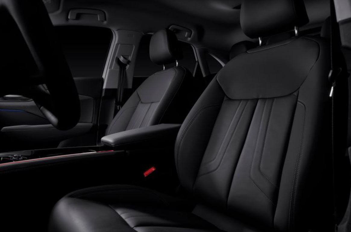 Bancos dianteiros do novo Audi Q3 em acabamento premium, com design ergonômico, abas laterais amplas e interior sofisticado.