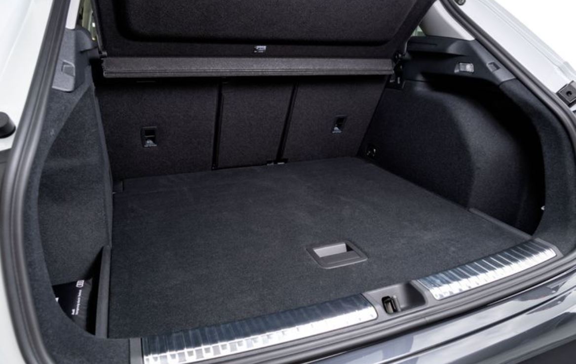 Porta-malas do novo Audi Q3 com amplo espaço de carga, acabamento interno em tecido e encostos traseiros rebatíveis.