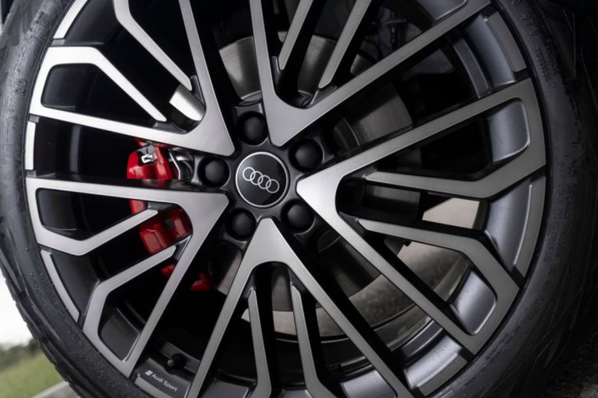 Detalhe da roda de liga leve do novo Audi Q3 com design esportivo multifacetado e pinça de freio vermelha.