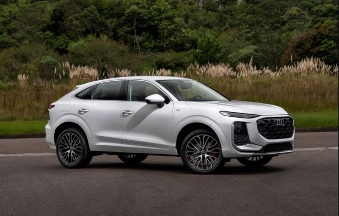 Novo Audi Q3 Sportback branco em visão lateral, com design esportivo, rodas de liga leve e grade frontal ampla, estacionado em área externa.