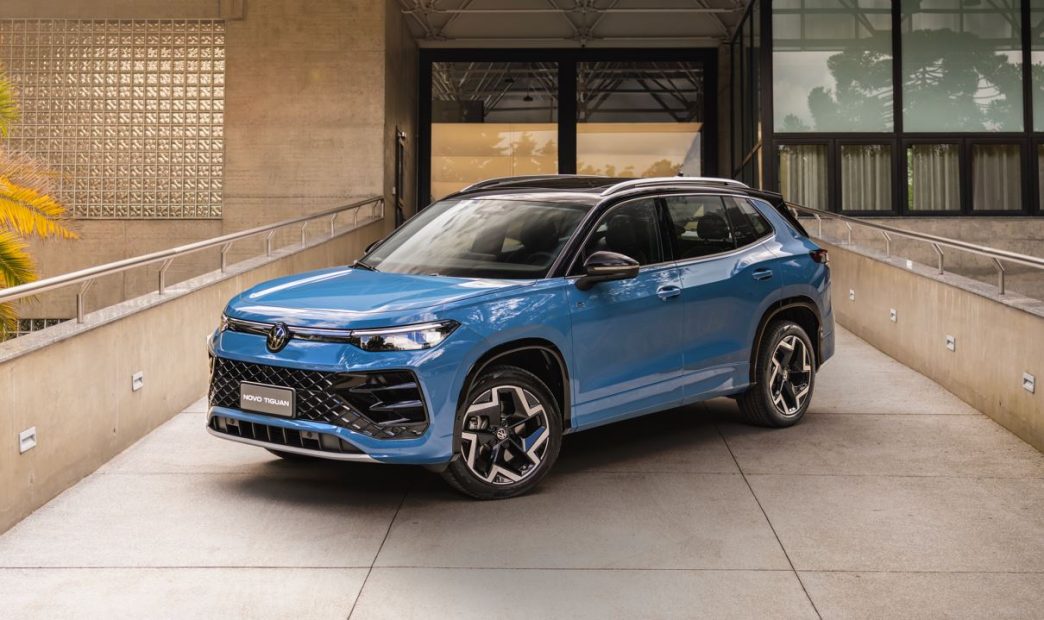 Novo Volkswagen Tiguan 2025 na cor azul Pacífico em destaque, com design moderno, grade frontal esportiva, faróis IQ Light Matrix LED e rodas de 19 polegadas