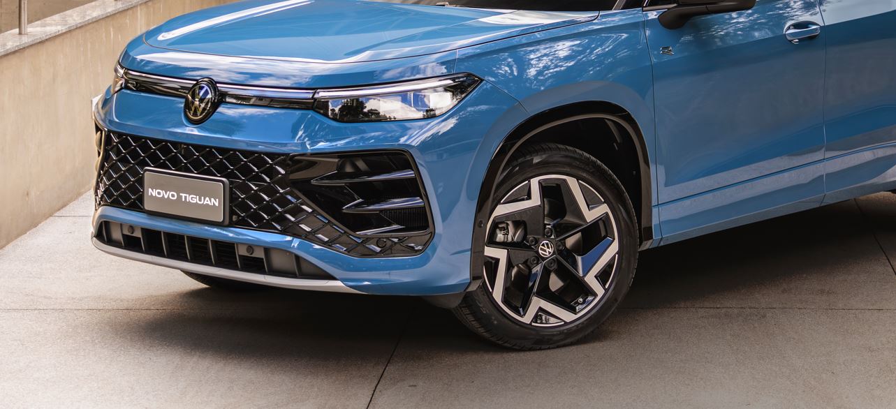 Detalhe frontal do novo Volkswagen Tiguan 2025 com grade esportiva, faróis IQ Light Matrix LED e rodas de 19 polegadas com acabamento diamantado