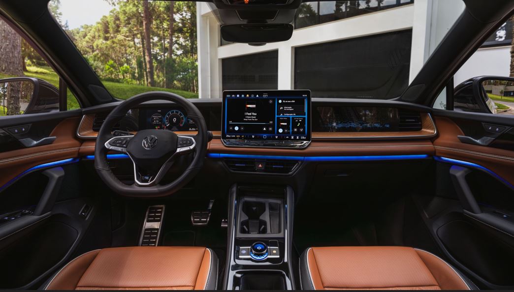 Interior do novo Volkswagen Tiguan 2025 com painel digital, central multimídia de 15 polegadas, iluminação ambiente e acabamento premium