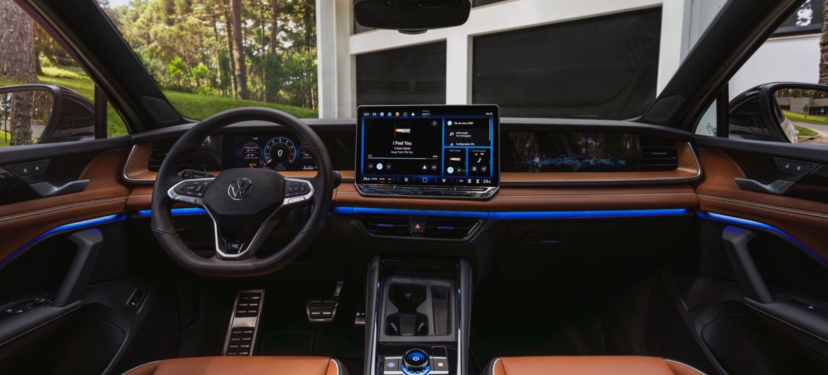 Painel do novo Volkswagen Tiguan 2025 com Digital Cockpit Pro, central multimídia de 15 polegadas e iluminação ambiente em LED