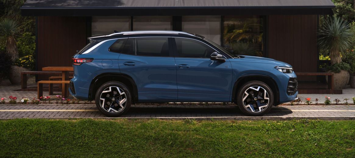 Novo Volkswagen Tiguan 2025 em perfil lateral na cor azul, destacando linhas aerodinâmicas, rodas de 19 polegadas e design robusto
