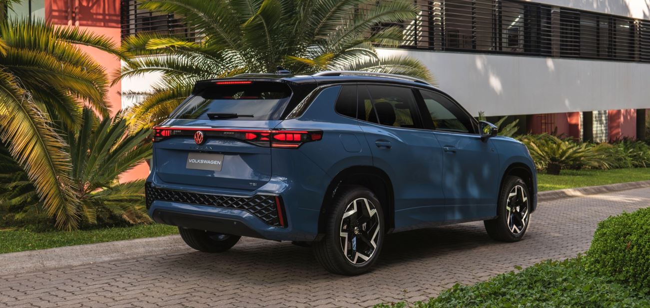 Traseira do novo Volkswagen Tiguan 2025 em azul, com lanternas em LED interligadas, logo iluminado e design moderno e robusto