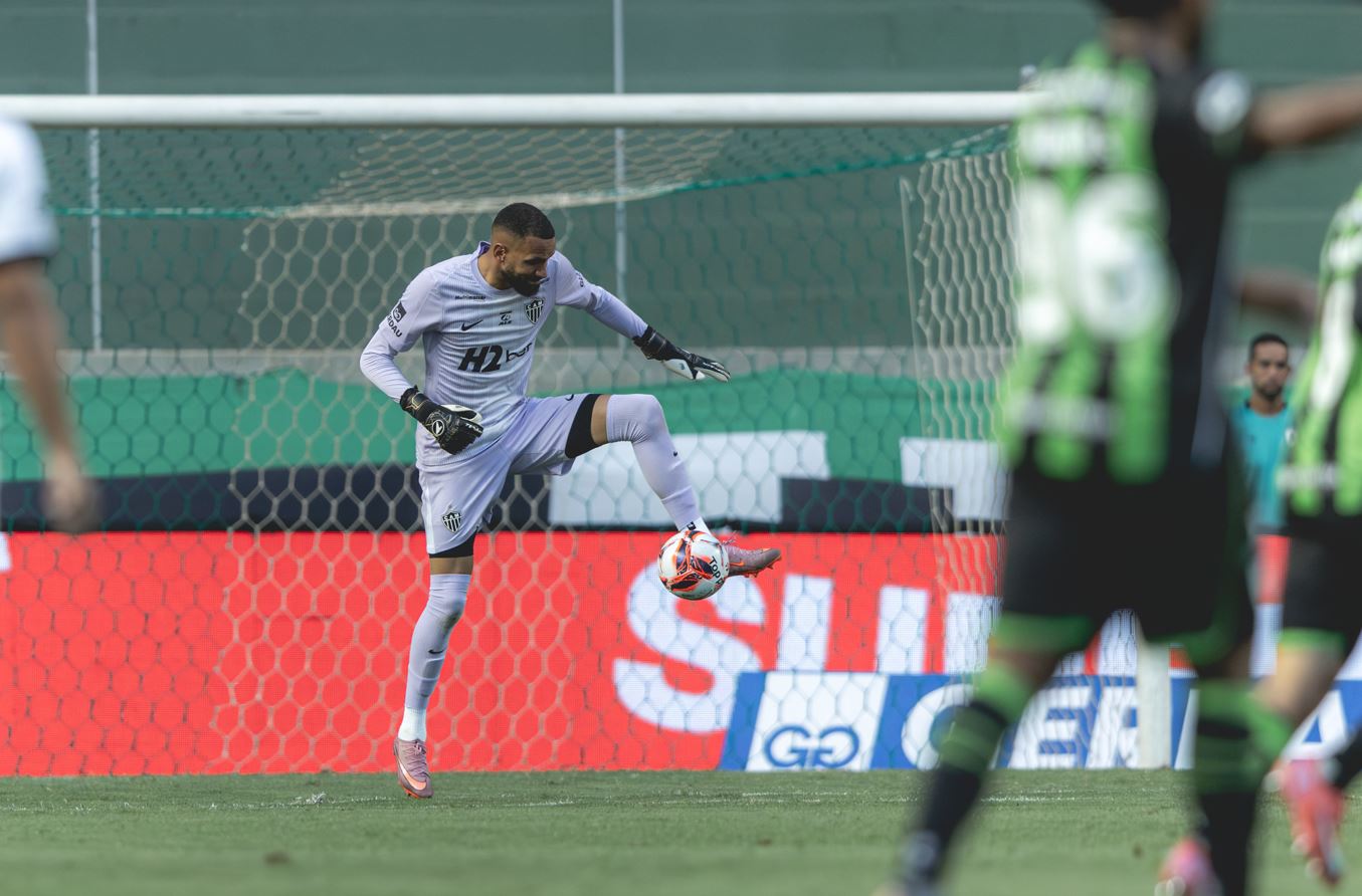 Goleiro do Atlético domina a bola dentro da área durante semifinal contra o América no Independência, antes da disputa por pênaltis que garantiu a classificação do Galo à final do Campeonato Mineiro.
