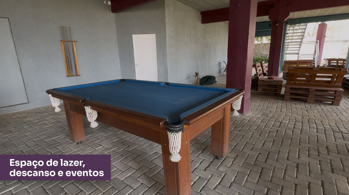 Área de convivência do Spacejob Coworking em Belo Horizonte com mesa de sinuca e espaço de lazer para descanso e interação entre profissionais.
