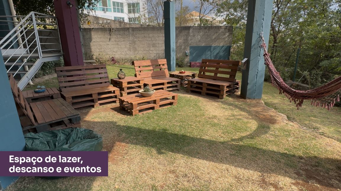 Área externa de lazer do Spacejob Coworking em Belo Horizonte, com sofás de madeira, rede e espaço de convivência para descanso e networking.
