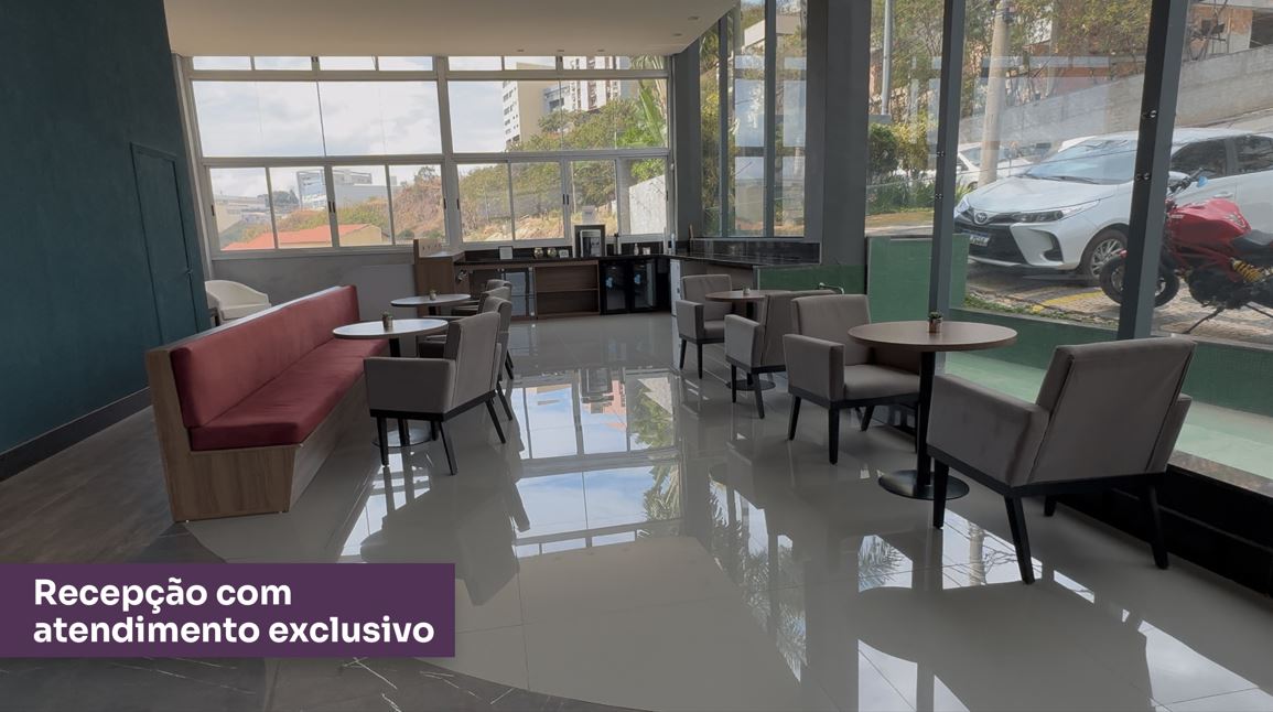 Recepção moderna do Spacejob Coworking em Belo Horizonte com lounge confortável, mesas para reuniões informais e ampla iluminação natural.
