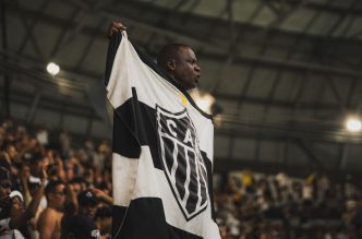 Torcedor do Galo com bandeira