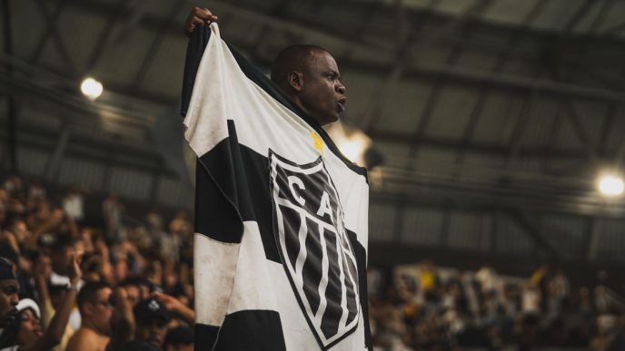Torcedor do Galo com bandeira