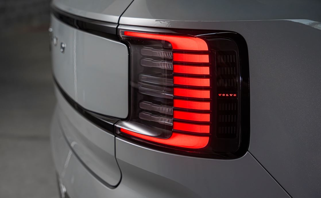 Detalhe da lanterna traseira em LED do Volvo EX30 Ultra Twin Motor acesa, destacando o design moderno e a identidade visual do SUV elétrico.
