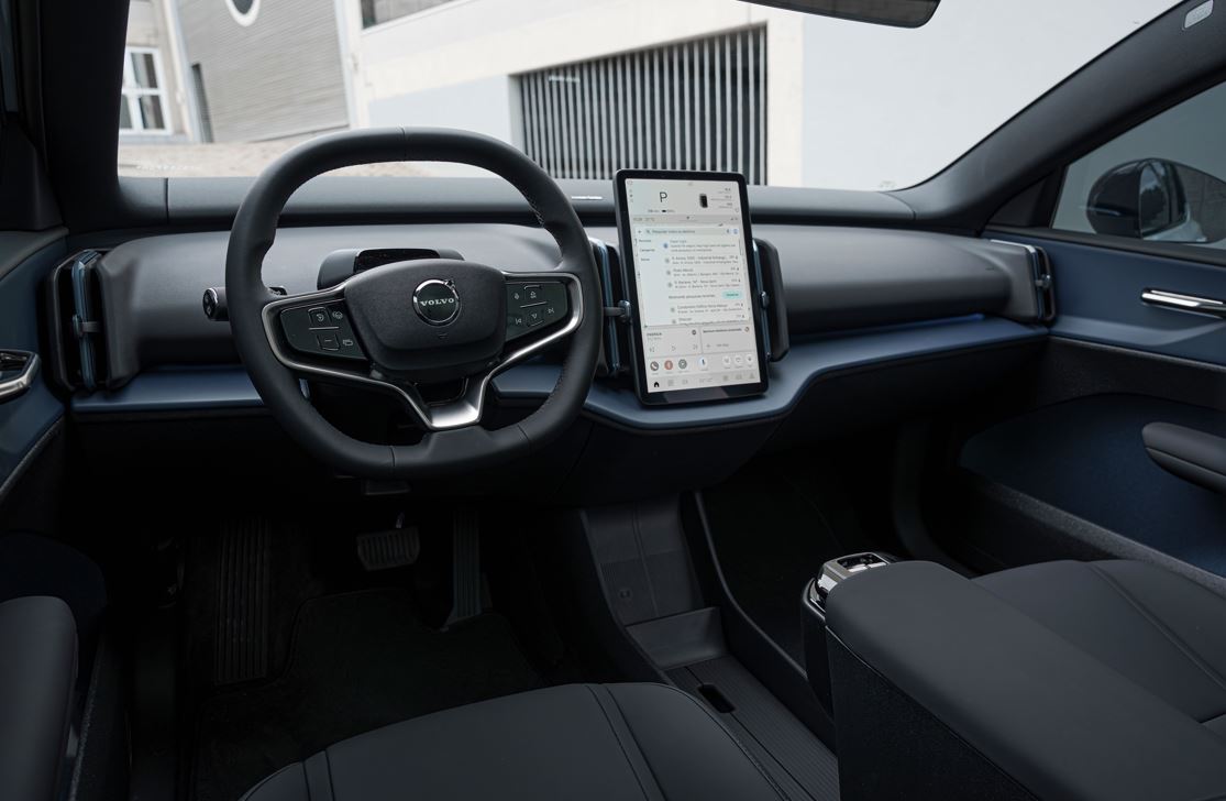 Interior do Volvo EX30 Ultra Twin Motor mostra volante multifuncional e tela central de 12,3 polegadas com sistema multimídia do SUV elétrico.