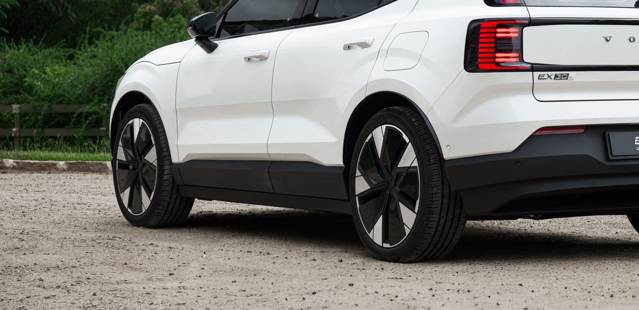 Parte traseira lateral do Volvo EX30 Ultra Twin Motor destaca lanternas em LED, rodas de liga leve e o design moderno do SUV elétrico.
