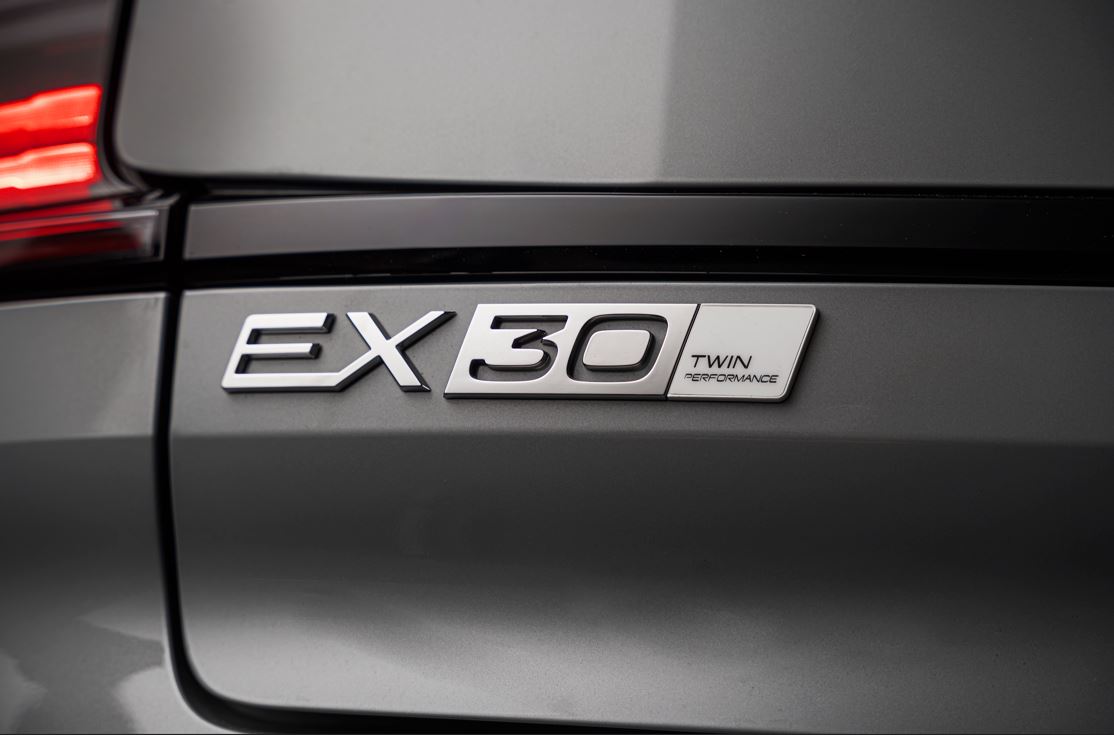 Detalhe do emblema EX30 Twin Performance na traseira do Volvo EX30 Ultra Twin Motor, destacando a identificação da versão do SUV elétrico.