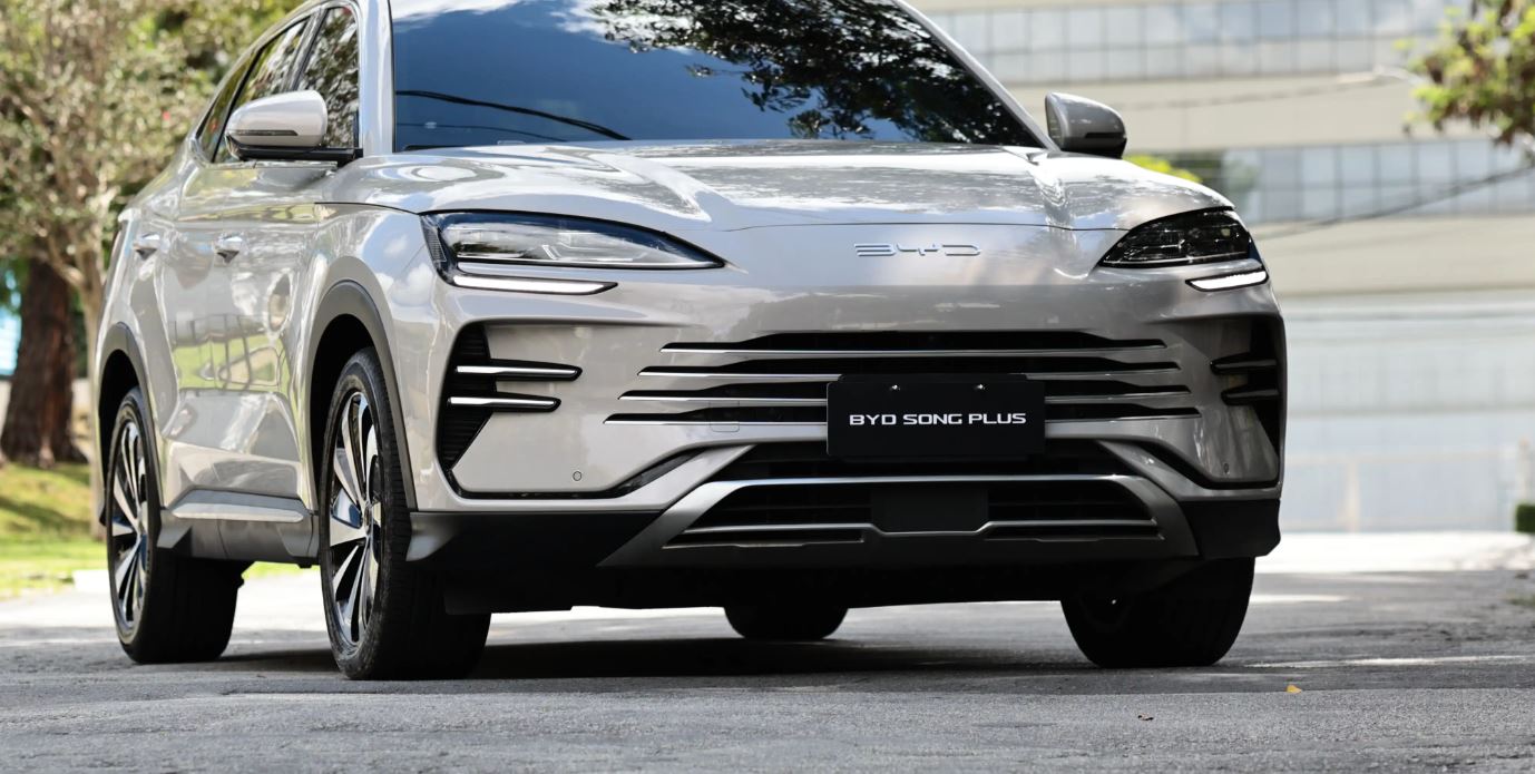 Detalhe frontal do BYD Song Plus 2027 destacando faróis em LED, grade horizontal e design sofisticado do SUV híbrido plug-in