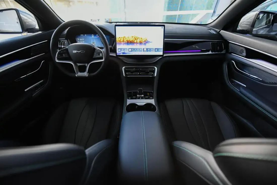 Interior do BYD Song Plus 2027 com painel digital, central multimídia flutuante de 15,6 polegadas e acabamento sofisticado