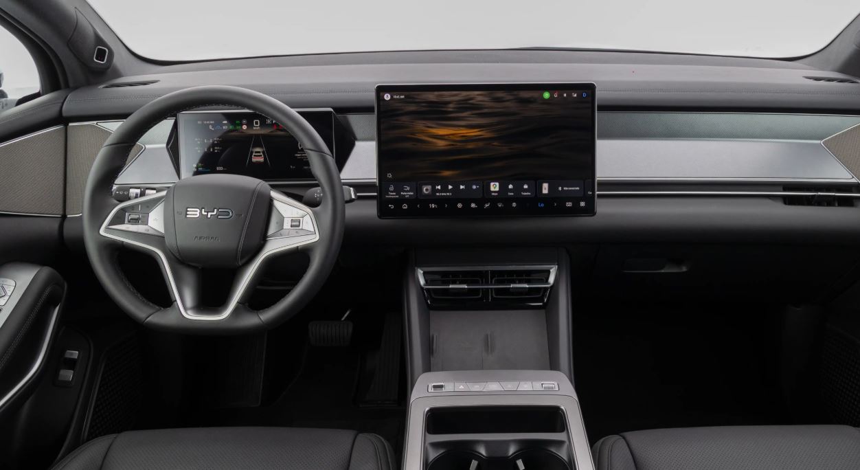 Painel do BYD Song Plus 2027 com volante multifuncional, display digital e central multimídia de 15,6 polegadas com interface moderna