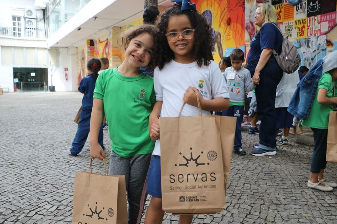 Criancas de entidades da rede Servas recebem o kit da Pascoa Solidaria