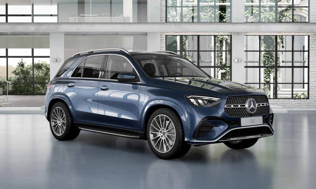 SUV Mercedes-Benz GLE 450 d 4MATIC AMG Line azul em destaque, com design esportivo, grade frontal cromada e rodas AMG, em ambiente moderno e iluminado