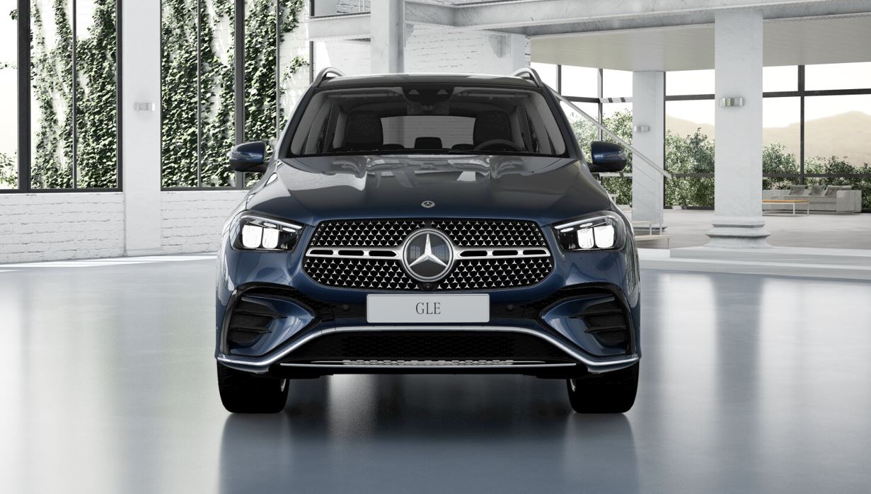 Vista frontal do Mercedes-Benz GLE 450 d AMG Line azul, com grade diamantada cromada, faróis Full LED e design imponente em ambiente moderno