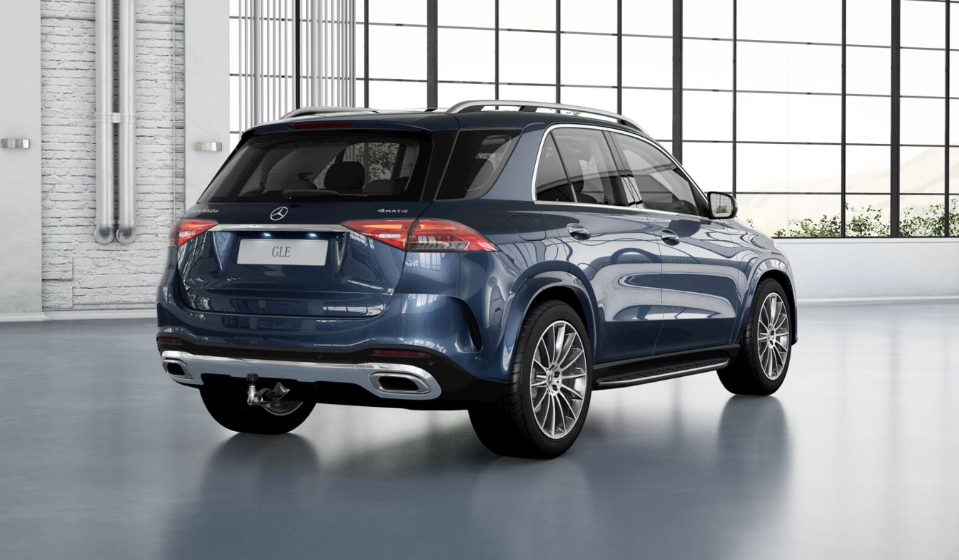 Traseira do Mercedes-Benz GLE 450 d AMG Line azul com lanternas LED, rodas AMG e detalhe de engate para reboque em ambiente sofisticado