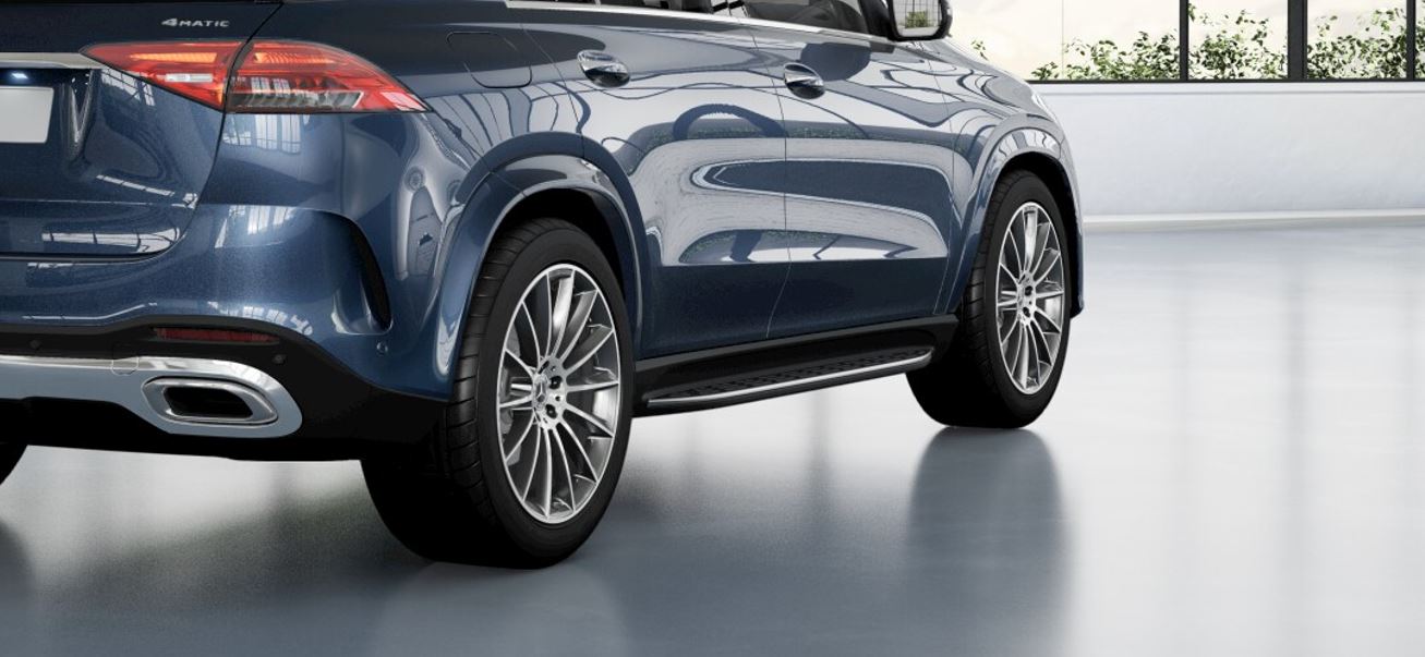 Detalhe das rodas AMG de 21 polegadas do Mercedes-Benz GLE 450 d AMG Line, com acabamento sofisticado e design esportivo