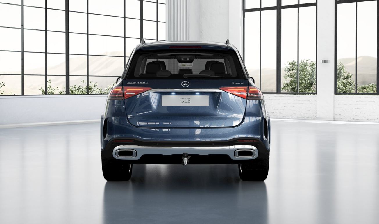 Traseira do Mercedes-Benz GLE 450 d AMG Line com lanternas em LED, saídas de escape cromadas e design sofisticado em ambiente moderno