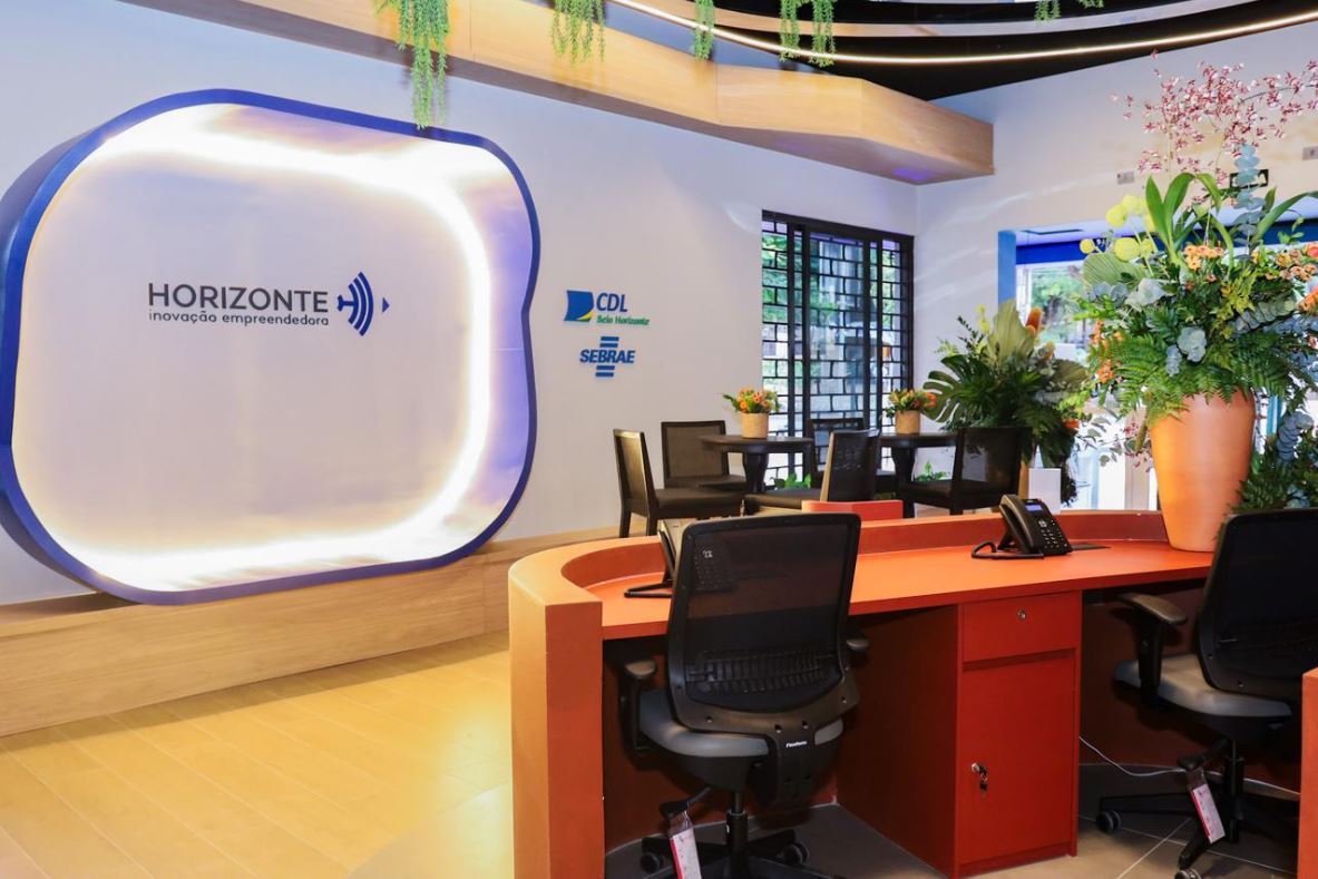 Interior do centro Horizonte em Belo Horizonte, com recepção moderna, cadeiras, mesa de atendimento e decoração com plantas, destacando ambiente inovador.