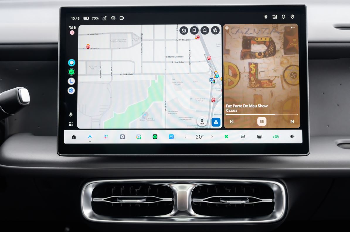 Tela multimídia do Leapmotor B10 exibindo navegação integrada, reprodução de música e interface digital intuitiva com alta resolução.