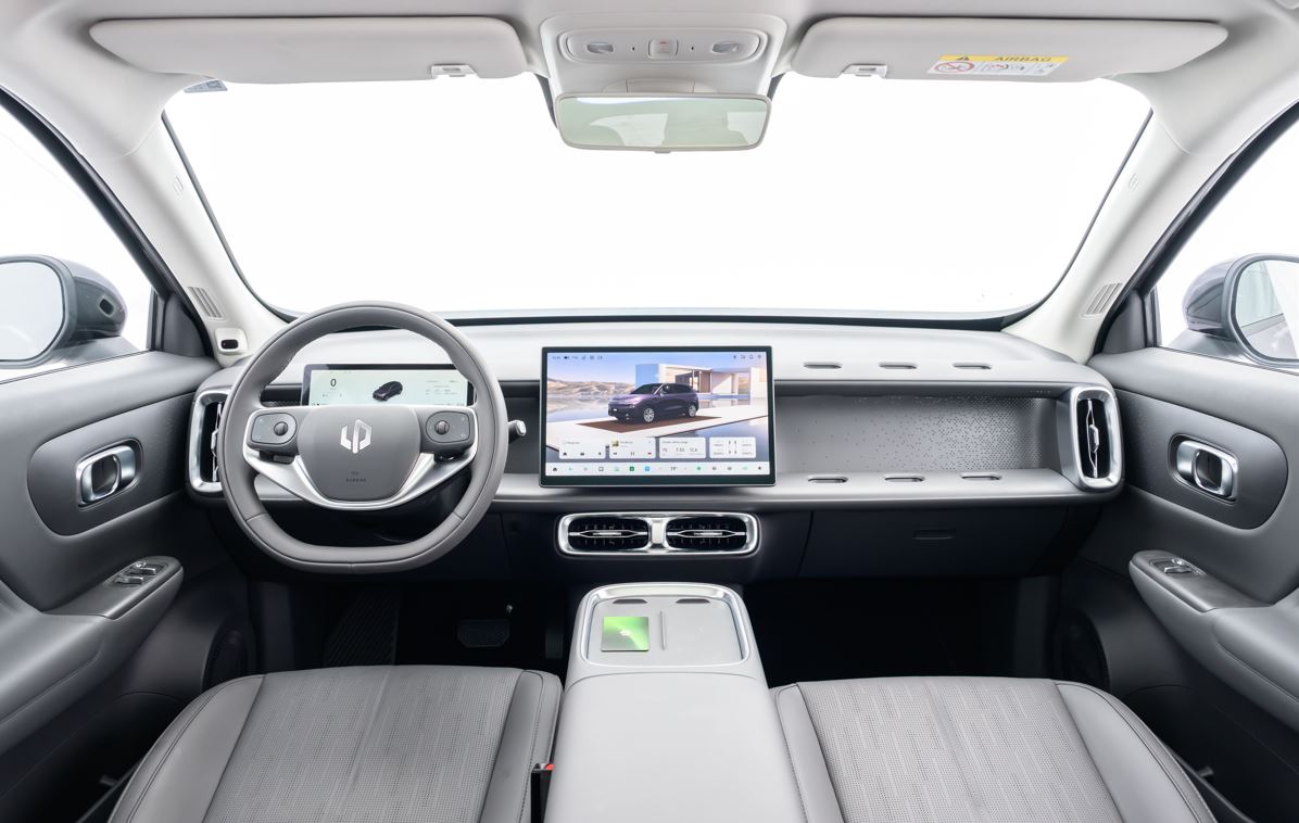 Interior do SUV elétrico Leapmotor B10 com painel minimalista, volante multifuncional, tela central flutuante e acabamento premium.