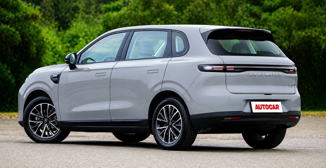 Leapmotor B10 em vista traseira lateral, com carroceria em tom claro, lanternas em LED e placa personalizada com logomarca Autocar.